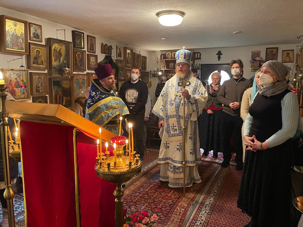 Архиепископ Тихон совершил Литургию в Крестовоздвиженском храме Мюнхена